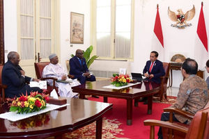 Presiden Joko Widodo menerima kunjungan Sekretaris Jenderal Organisasi Kerja Sama Islam (OKI), Hissein Brahim Taha, di Istana Merdeka, Jakarta