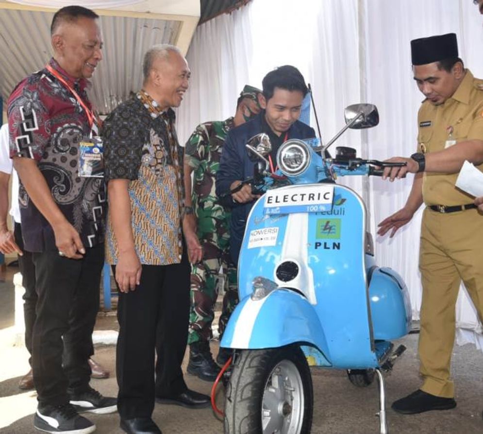 gus yasin vespa.jpg