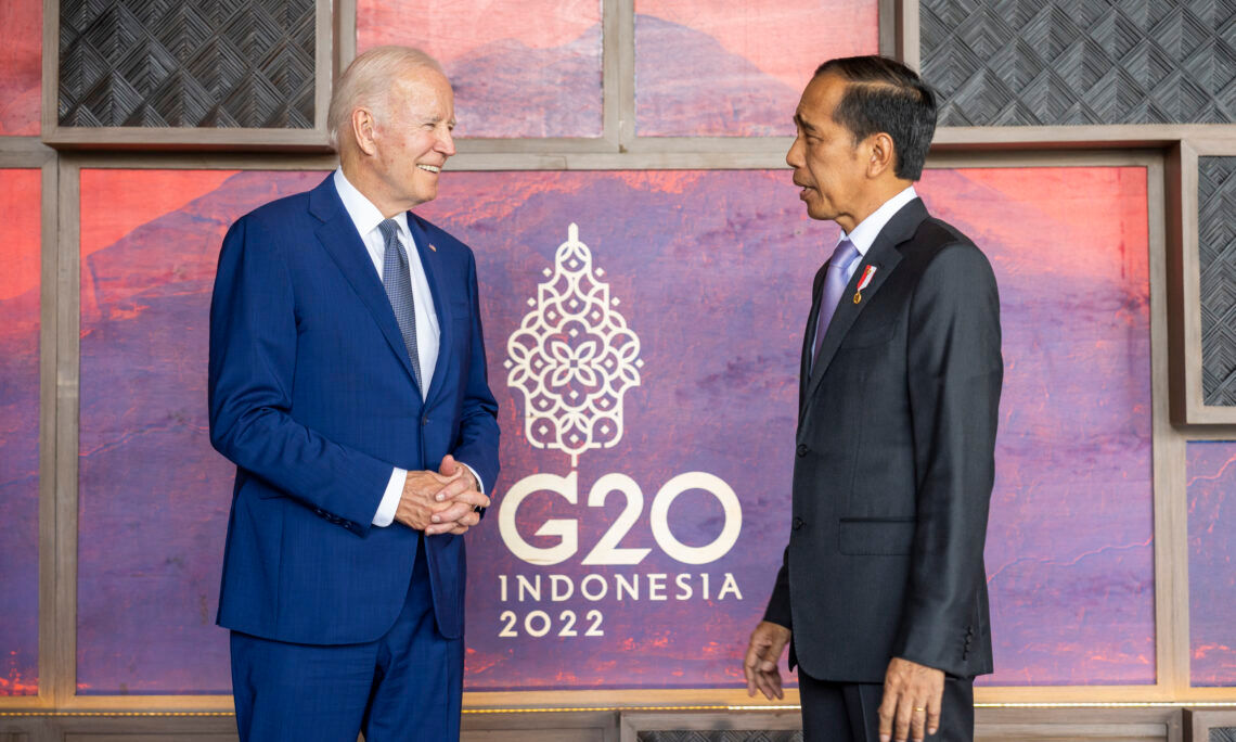 Presiden RI Joko Widodo (kanan) bertemu dengan Presiden AS Joe Biden di G20 Indonesia beberapa waktu lalu.