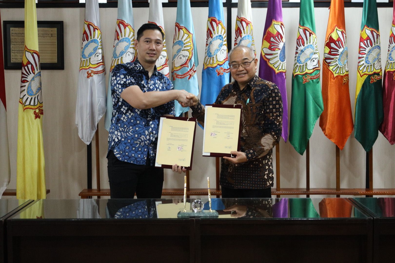 Rektor UKWMS Drs. Kuncoro Foe, G.Dip.Sc., Ph.D., Apt. dan Audy Nelwan CEO Nokentech.