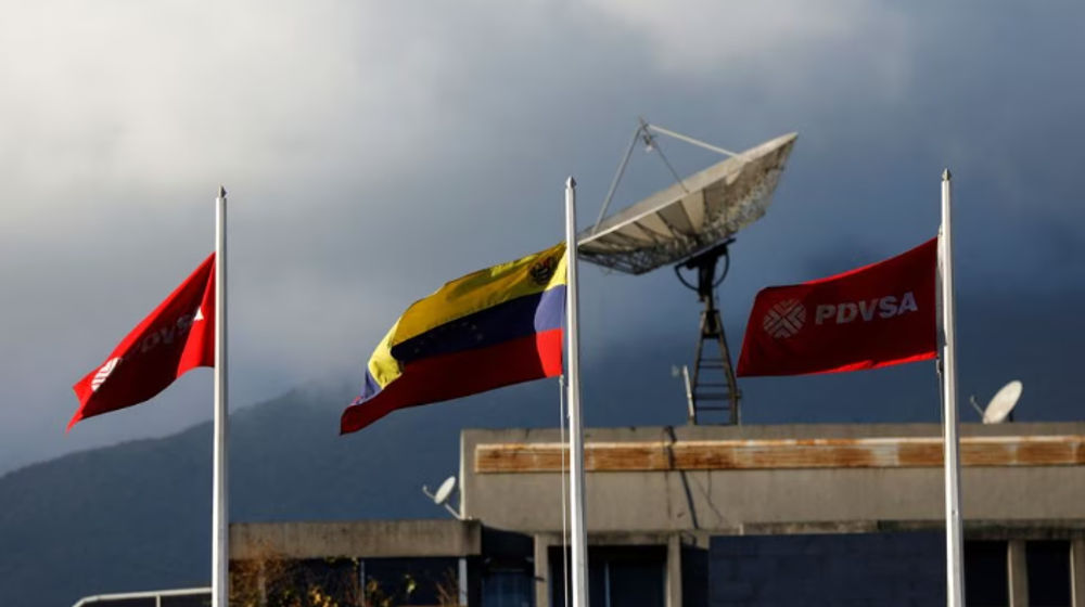Sebuah Bendera Venezuela di Samping Beberapa Bendera Perusahaan Minyak Negara Venezuela PDVSA