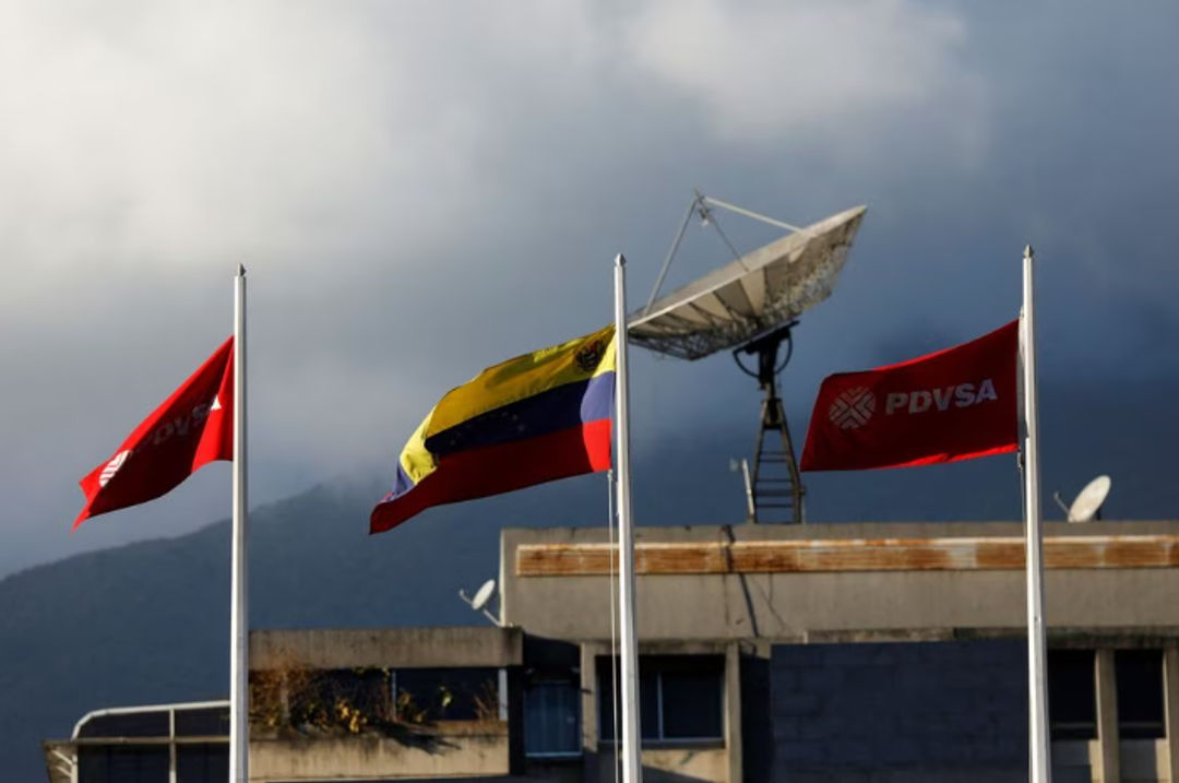 Sebuah Bendera Venezuela di Samping Beberapa Bendera Perusahaan Minyak Negara Venezuela PDVSA