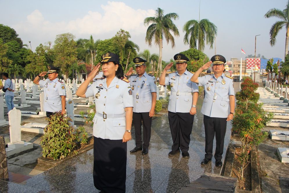 Jajaran Kemenkumham Provinsi Lampung menggelar Upacara Tabur Bunga bertempat di Taman Makam Pahlawan Tanjung Karang 