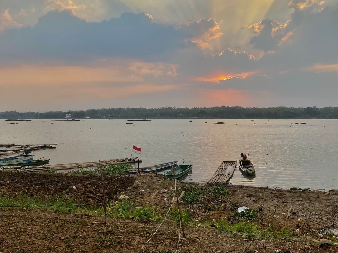 Debit air Waduk Cengklik di Boyolali Jawa Tengah mulai menyusut. 