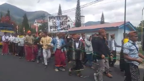 Tolak Proyek Geothermal, Masyarakat Adat Poco Leok 'Long March' dari Jalan Pelita Ruteng ke Kantor Bupati Manggarai