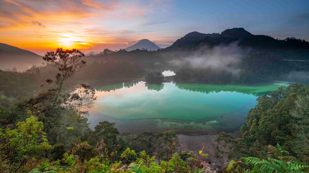 Telaga_Warna_in_The_Dieng_Plateau.jpg