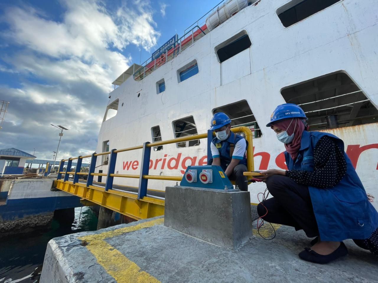 Petugas PLN mengecek kondisi Anjungan Listrik Mandiri (ALMA) yang digunakan oleh kapal yang sedang bersandar di Pelabuhan Bastiong Ternate