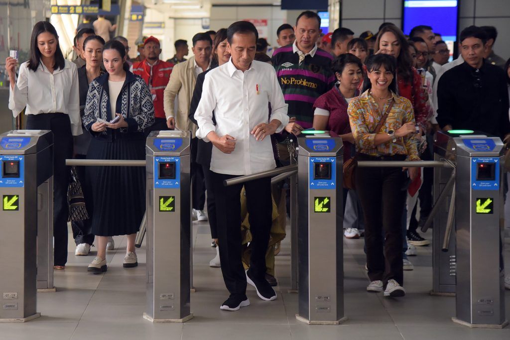 Jokowi Kembali Mencoba LRT Jabodebek