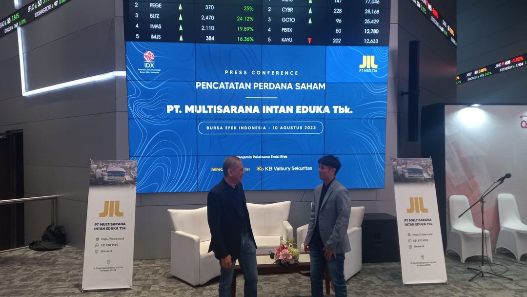 Direktur Utama MSIE Imanuel Herman Prawiromaruto  dan Direktur MSIE Ian Griffin Prawiromaruto dalam konferensi pers pencatatan perdana saham PT Multisarana Intan Eduka Tbk di Bursa Efek Indonesia (BEI), Jakarta, Kamis, 10 Agustus 2023.