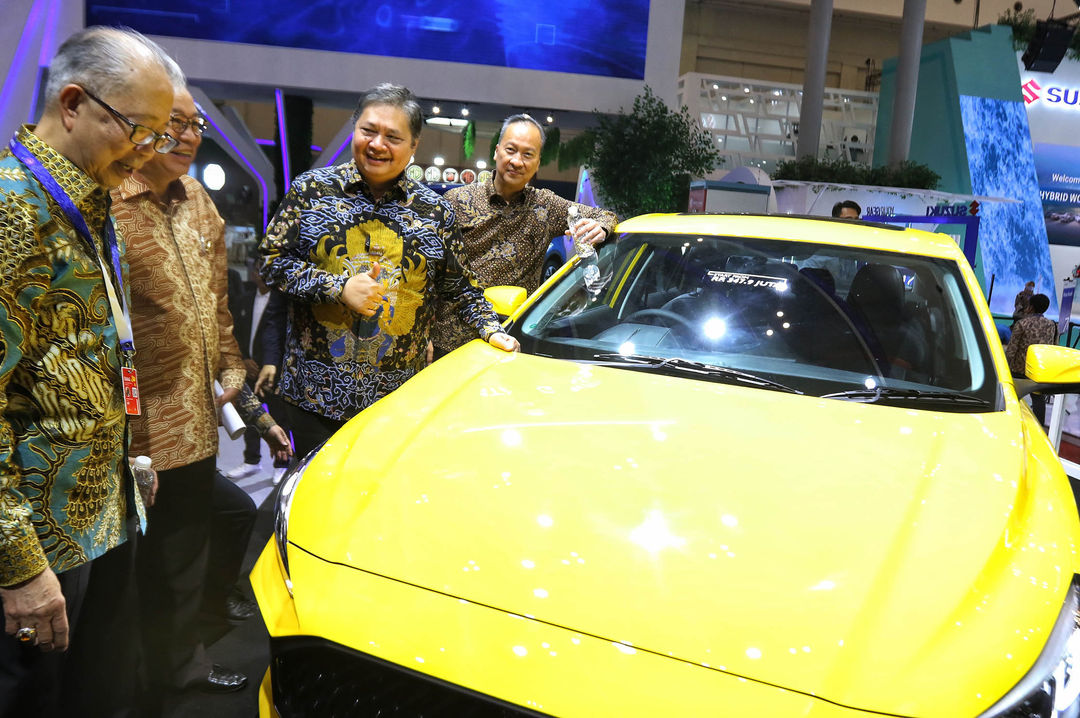 Menteri Koordinator Perekonomian Airlangga Hartarto  bersama Menteri Perindustrian Agus Gumiwang Kartasasmita saat meninjau pameran otomotif Gaikindo Indonesia Internasional Auto Show (GIIAS) 2023 di Indonesia Convention Exhibition (ICE) BSD, Kamis 10 Agustus 2023. Foto : Panji Asmoro/TrenAsia