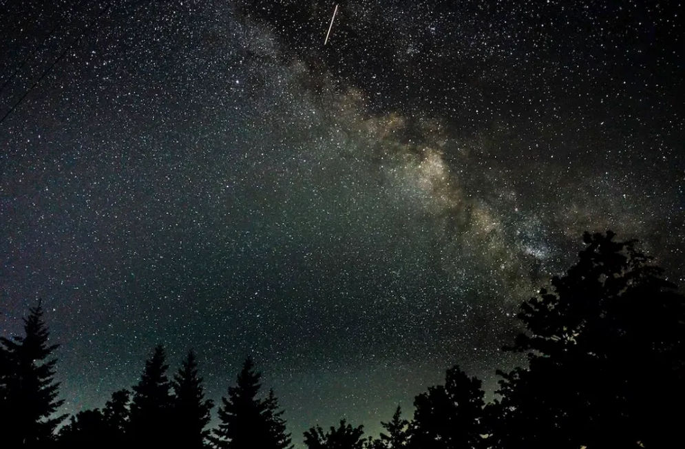  Hujan meteor Perseid 2023 diprediksi akan terjadi pada malam tanggal 12-13 Agustus 2023. Perseid biasanya menampilkan pertunjukan hujan meteor yang bagus dan tahun ini, menurut The Planetary Society, akan terdapat 50 sampai 75 meteor per jam. 