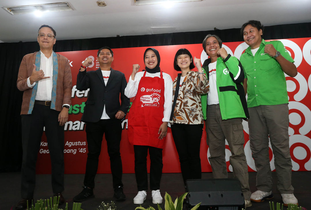 Deputi Bidang Pariwisata dan Ekonomi Kreatif, Kementerian Koordinator bidang Maritim dan Investasi (Marves) Odo Manuhutu, Head of Region and External Affairs Gojek Gede Manggala dan Presiden Gojek, Unit Bisnis On-Demand Services GoTo Catherine Hindra Sutjahyo bersama beberapa perwakilan mitra dalam acara konferensi pers #PastiAdaJalan, Semangat Indonesia, di Gedung Joang 45, Jakarta 10 Agustus 2023. Foto : Panji Asmoro/TrenAsia