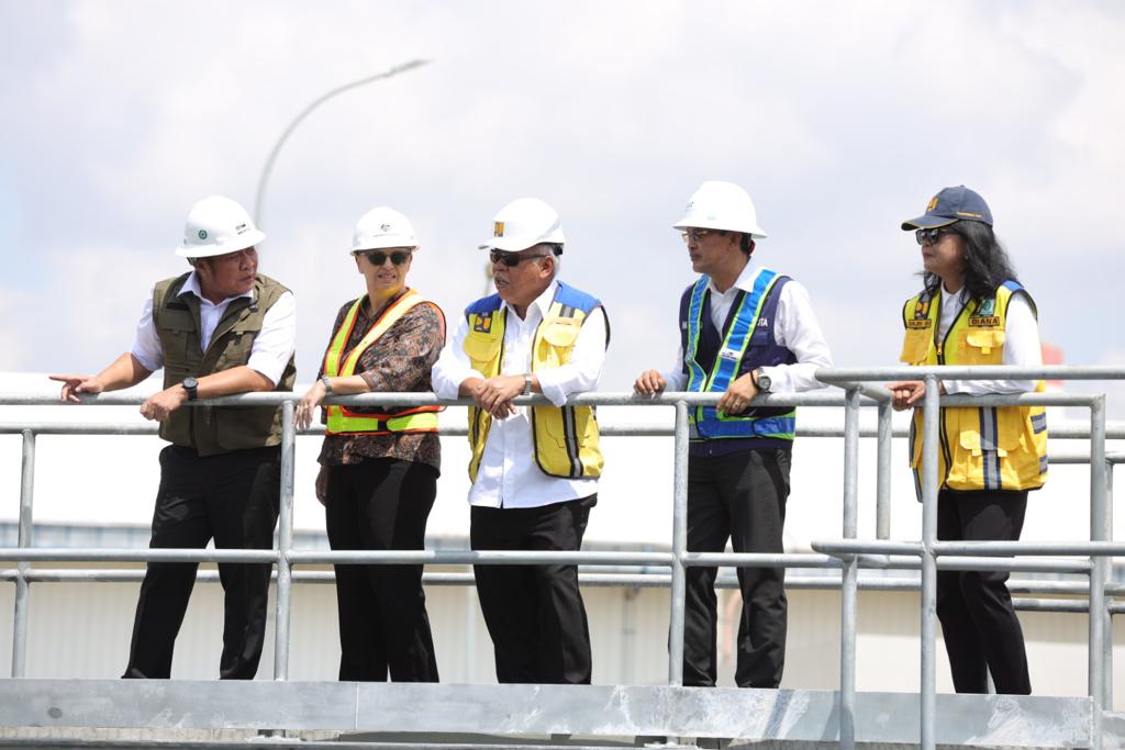 Menteri Pekerjaan Umum dan Perumahan Rakyat (PUPR) Basuki Hadimuljono bersama Duta Besar Australia untuk Indonesia Penny Williams meninjau pembangunan Sistem Pengelolaan Air Limbah Domestik-Terpusat (SPALD-T) di Kota Palembang, Provinsi Sumatera Selatan pada Kamis, 10 Agustus 2023.