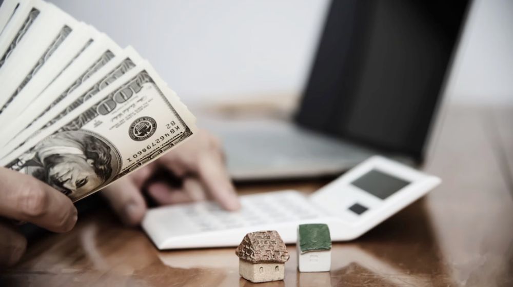 Ilustrasi orang memikirkan untuk berinvestasi.