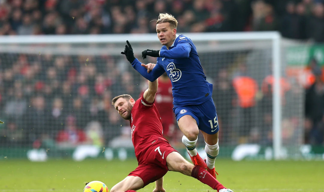 Mykhailo Mudryk (Chelsea) taklukan James Milner di kandang Liverpool