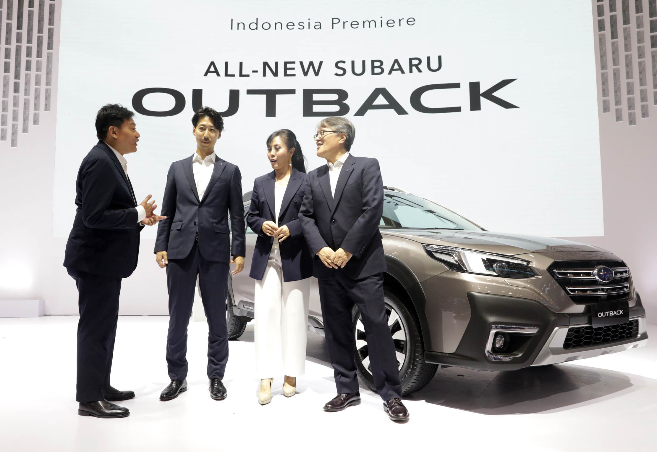 Chief Executive Officer, Subaru Indonesia Arie Christopher, Overseas Sales & Marketing Division, Subaru Corporation Japan Subaru Koizumi, Board of Director Plaza Capital Paula Dewiyanti, Corporate Senior Vice President and Chief General Manager Subaru Coorporation Japan Jinya Shoji berbincang saat peluncuran Subaru Outback dalam acara Pameran otomotif Gaikindo Indonesia International Auto Show (GIIAS) 2023 di ICE BSD, Tangerang. Foto : Panji Asmoro/TrenAsia