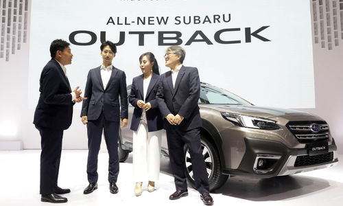 Chief Executive Officer, Subaru Indonesia Arie Christopher, Overseas Sales & Marketing Division, Subaru Corporation Japan Subaru Koizumi, Board of Director Plaza Capital Paula Dewiyanti, Corporate Senior Vice President and Chief General Manager Subaru Coorporation Japan Jinya Shoji berbincang saat peluncuran Subaru Outback dalam acara Pameran otomotif Gaikindo Indonesia International Auto Show (GIIAS) 2023 di ICE BSD, Tangerang. Foto : Panji Asmoro/TrenAsia