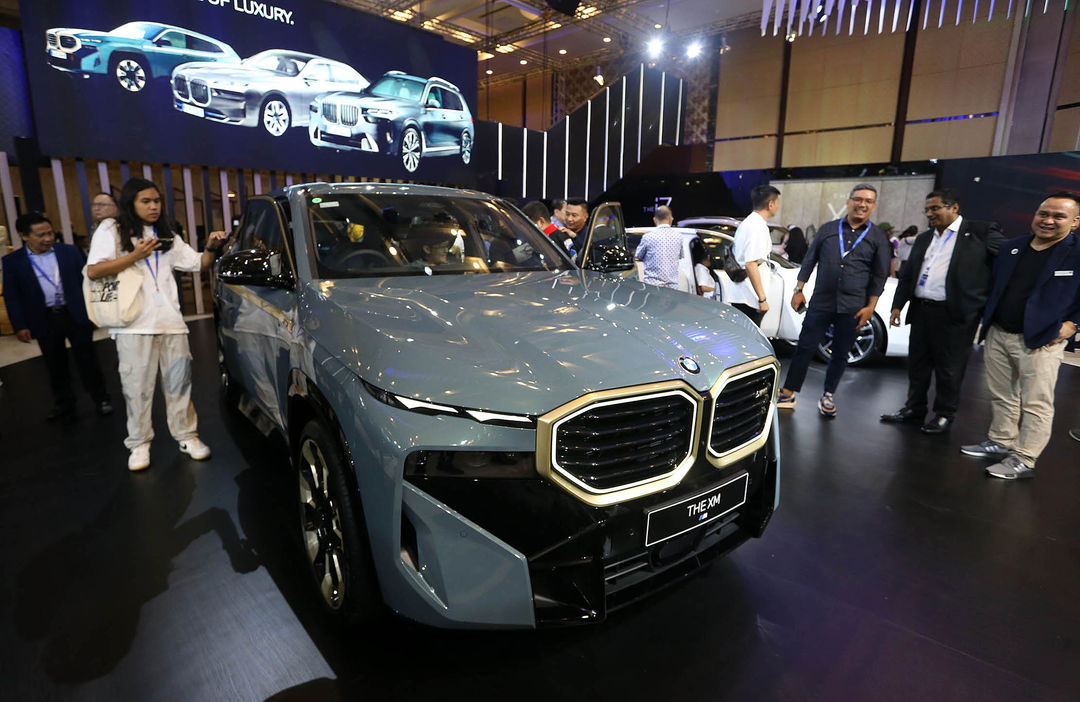  BMW Indonesia memperkenalkan BMW XM (PHEV), BMW M2, serta BMW i7 pada ajang GIIAS 2023. BMW XM dibanderol Rp 5,597 miliar (off the road Jakarta), sementara untuk BMW M2 Coupe Rp 1,759 miliar (off the road Jakarta), dan BMW M2 Coupe Purist Rp 1,989 (off the road Jakarta), kemudian untuk The New 7 seharga Rp 2,287 miliar (off the road Jakarta), adapun untuk versi listriknya BMW i7 Rp 3,247 miliar (off the road Jakarta). Foto : Panji Asmoro/TrenAsia