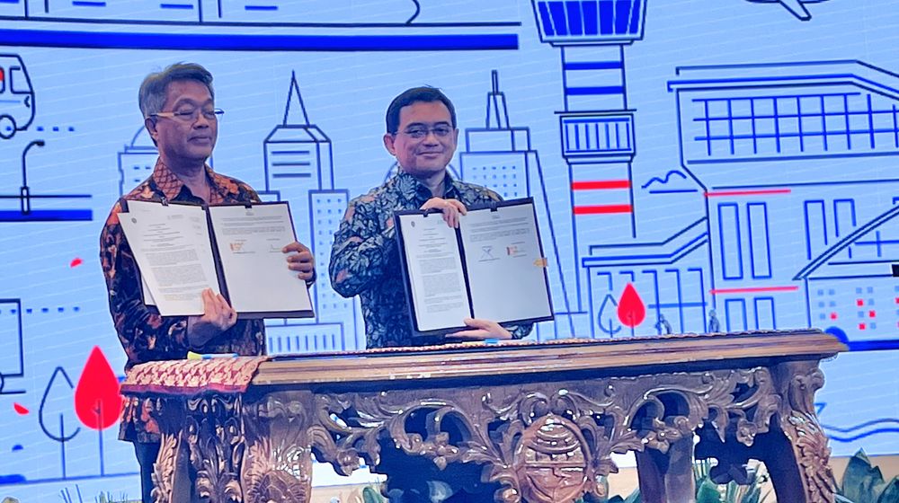 Sekretaris Jenderal Kemenhub, Novie Riyanto dan Direktur Utama PT PII, M. Wahid