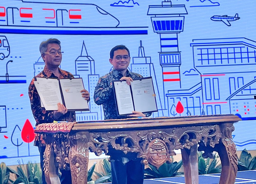 Sekretaris Jenderal Kemenhub, Novie Riyanto dan Direktur Utama PT PII, M. Wahid