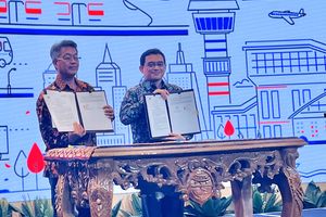 Sekretaris Jenderal Kemenhub, Novie Riyanto dan Direktur Utama PT PII, M. Wahid