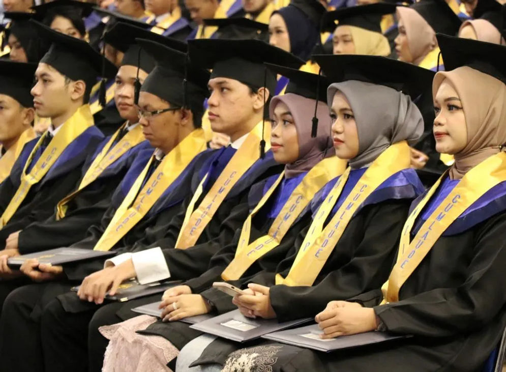 Universitas Diponegoro (Undip) berhasil mewisuda 411 lulusan baru dari program Bidikmisi pada acara wisuda ke-171. 