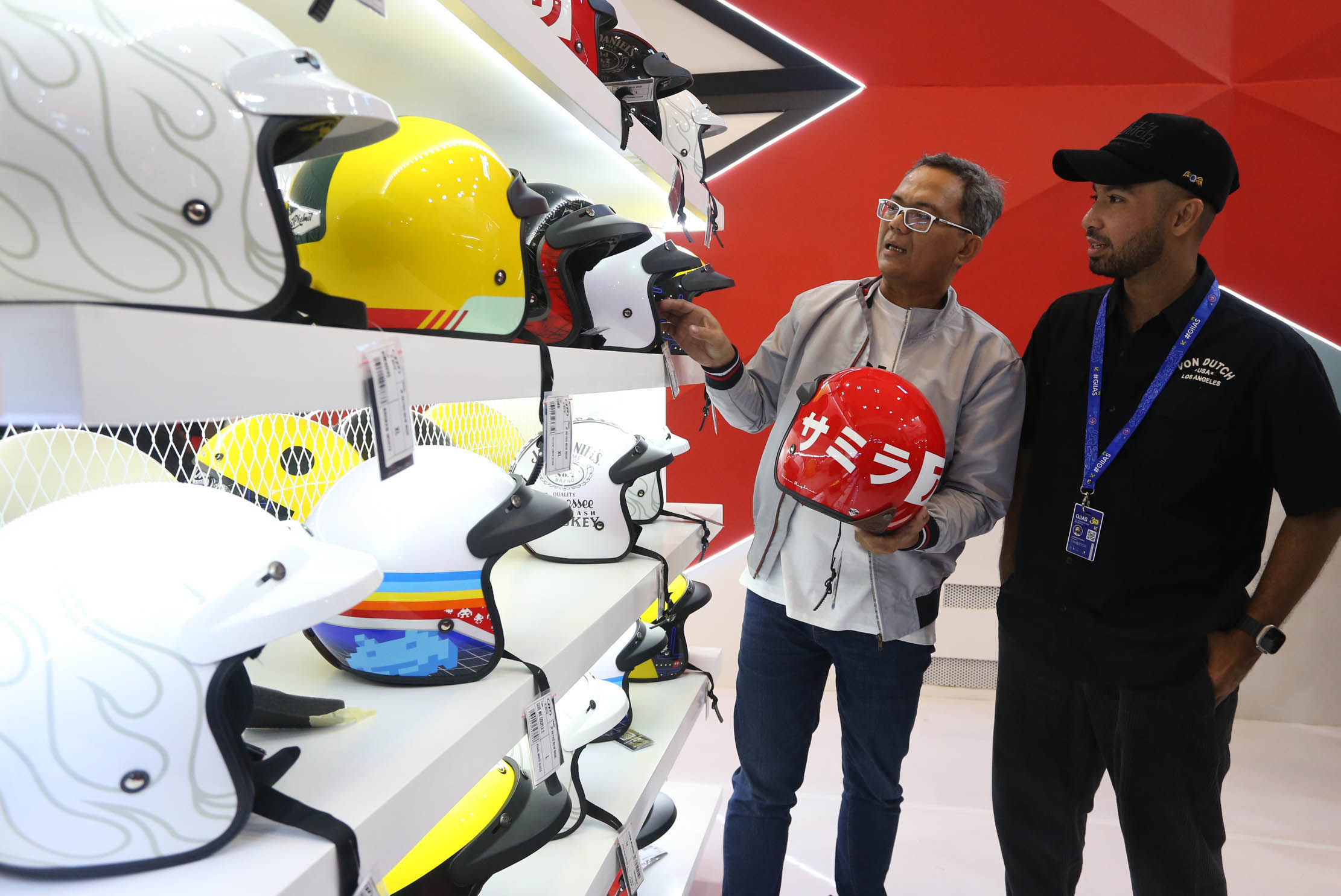 Brand Manager JPX Helmet Salomon Manalu bersama Brand Ambassador JPX Helmet Hassan Alaydrus saat acara peluncuran 5 helm baru JP Industries di GIIAS 2023. PT. JAYA PLASTIK MANDIRI (JP Industries) selaku produsen helm lokal dengan JPX, JP dan JPR terus mengembangkan produk-produknya sesuai dengan permintaan pengendara motor saat ini. 13 Agustus 2023. Foto : Panji Asmoro/TrenAsia
