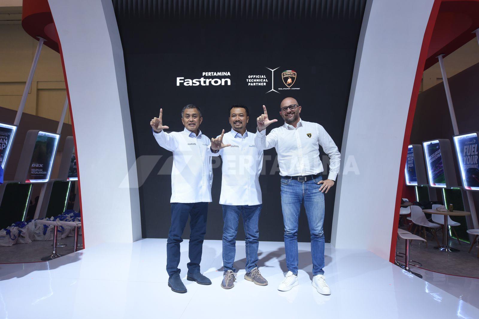 Direktur Utama Pertamina Lubricants Werry Prayogi, Direktur Pemasaran Regional Pertamina Patra Niaga (C&T), Mars Ega Legowo Putra dan Head of Motorsport Lamborghini, Giorgio Sanna berfoto bersama usai Press Conference Renewal Partnership antara Pertamina Lubricants dengan Lamborghini Squadra Corse di ICE BSD