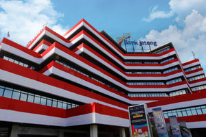 GEDUNG_BANK_JATENG_MERAH_PUTIH_1.jpg