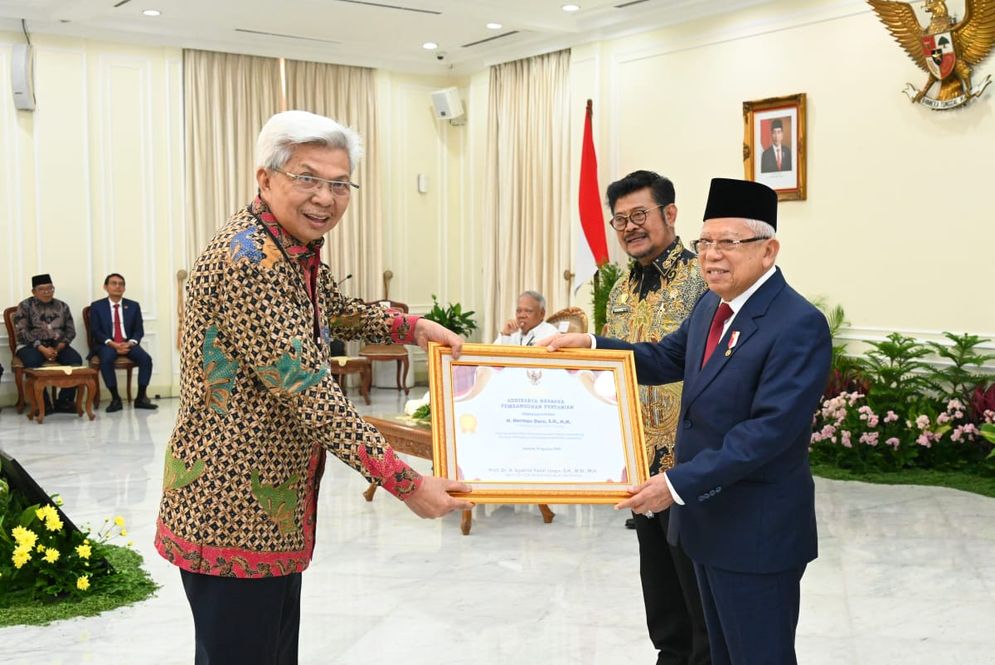 Presiden Jokowi,  Anugerahi  Herman Deru Penghargaan "Adhikarya Naraya Pembangunan Pertanian"