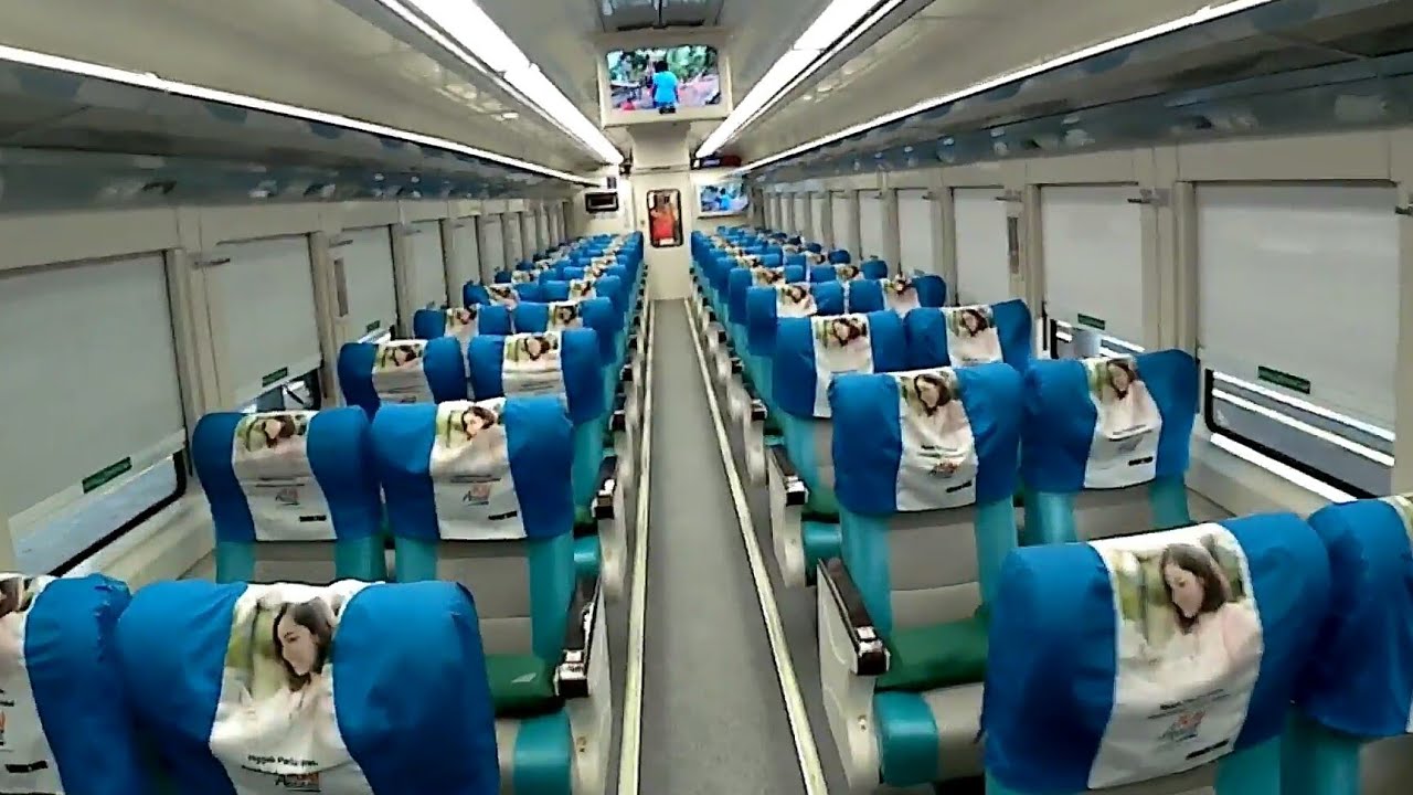 Gerbong di KA Sancaka. Kereta api ini melintas di Stasiun Madiun juga.