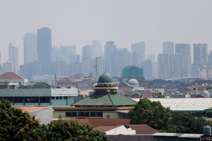 Kabut Asap Menutupi Latar Belakang Gedung-Gedung Tinggi