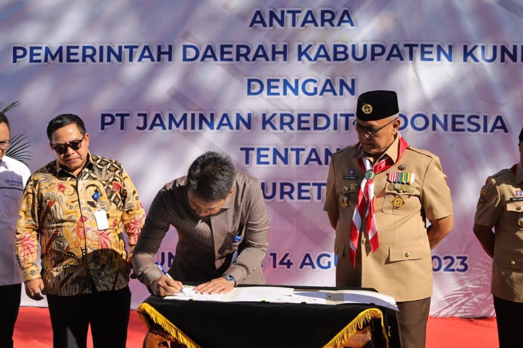 Penandatanganan nota kesepahaman antara Jamkrindo dan Pemda Kuningan.