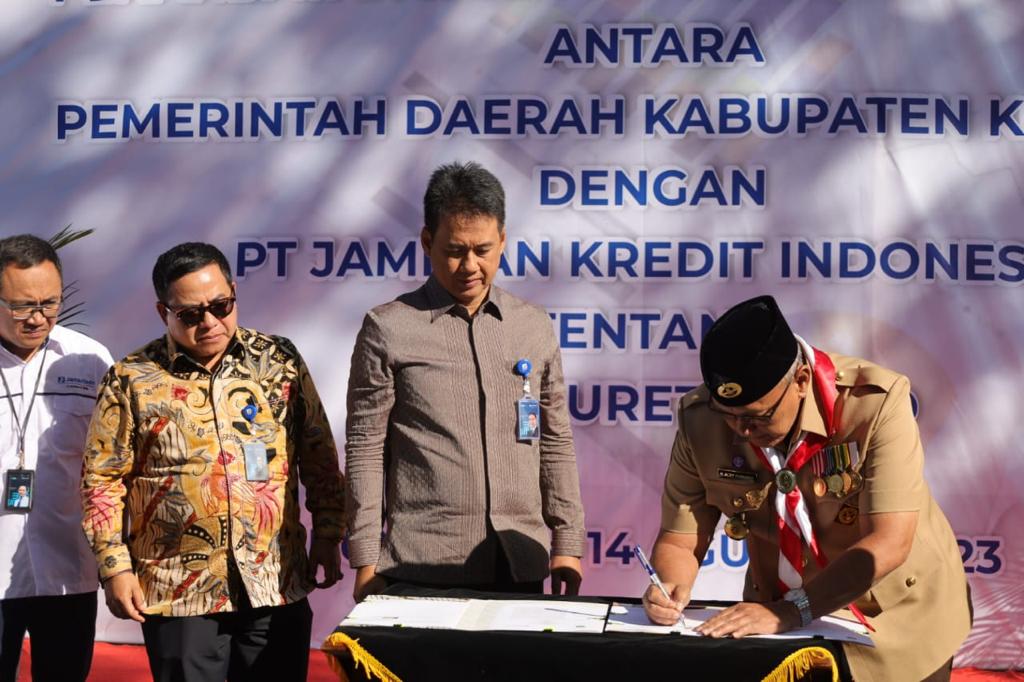 Penandatanganan nota kesepahaman antara Jamkrindo dan Pemda Kuningan.