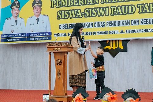 Kahiyang Ayu Serahkan Bantuan Pemberian Makanan Tambahan (PMT) pada 64 Institusi PAUD