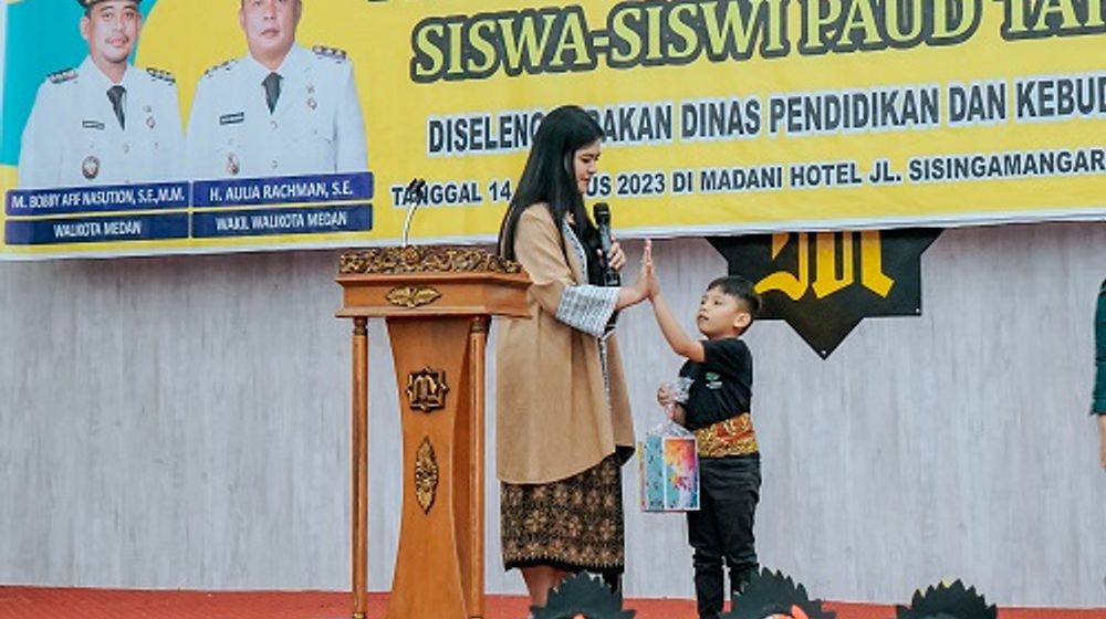 Kahiyang Ayu Serahkan Bantuan Pemberian Makanan Tambahan (PMT) pada 64 Institusi PAUD