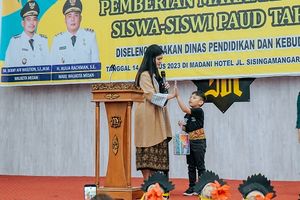 Kahiyang Ayu Serahkan Bantuan Pemberian Makanan Tambahan (PMT) pada 64 Institusi PAUD