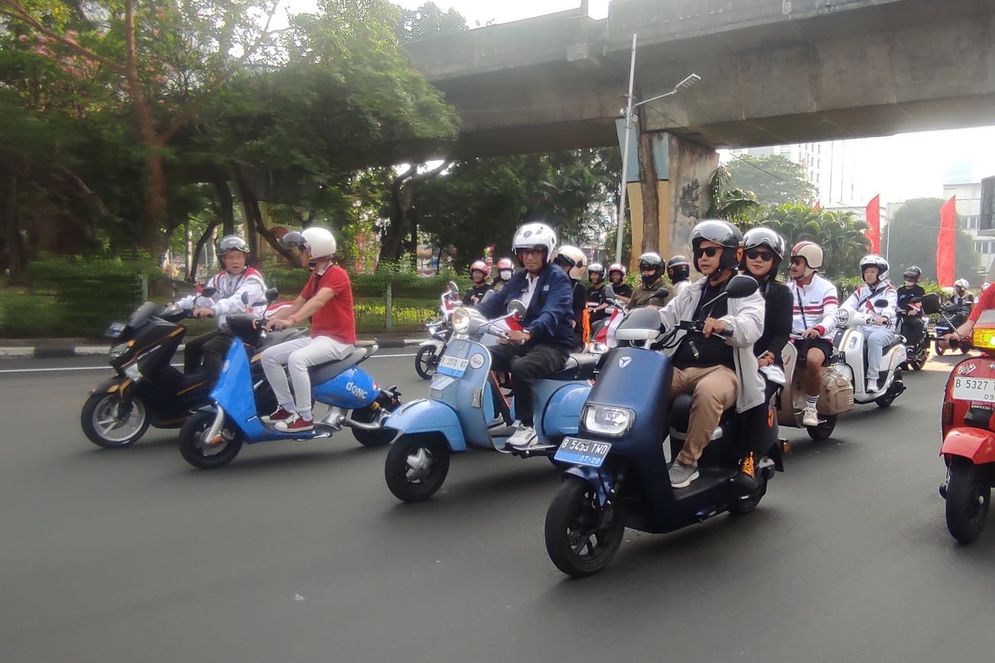 Menteri Perhubungan Budi Karya di Fun Ride Kemerdekaan RI AISMOLI.jpg