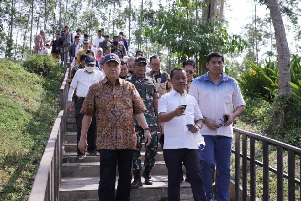 Pendiri Agung Sedayu Group, Aguan (kiri), mendampingi Menteri Investasi Bahlil Lahadalia saat mengunjungi proyek IKN Nusantara beberapa waktu lalu.