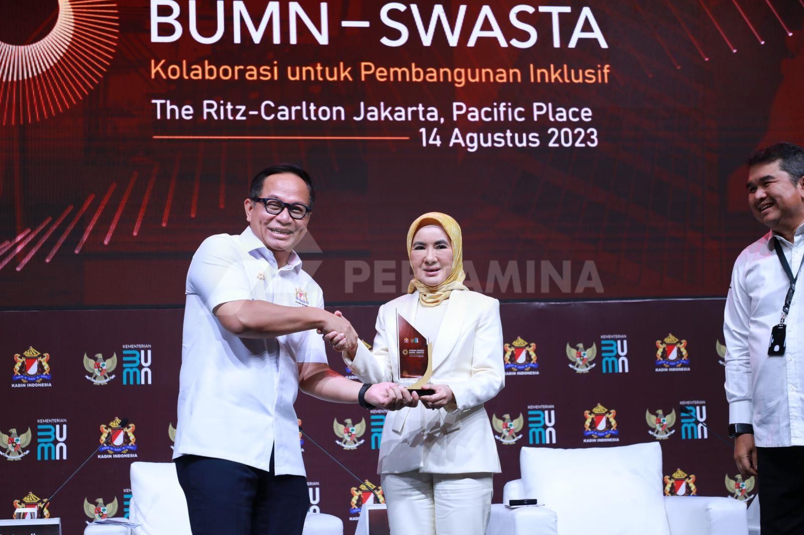 Direktur Utama Pertamina Nicke Widyawati pada Forum Sinergi BUMN-Swasta Kolaborasi untuk Pembangunan Inklusif, di Ritz Carlton Hotel, Jakarta Selatan (14/08). 