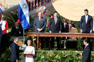 Presiden Baru Paraguay Santiago Pena Menghadiri Pelantikannya, di Asuncion