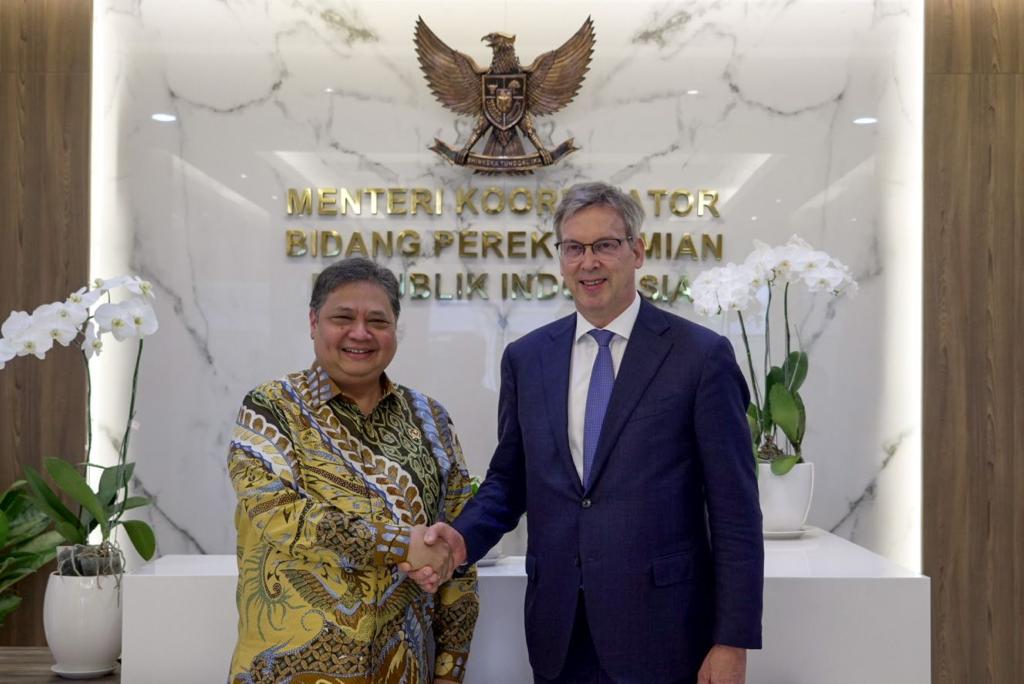 Menteri Koordinator Bidang Perekonomian Airlangga Hartarto dan Duta Besar Uni Eropa untuk Indonesia Vincent Piket di kantor Kemenko Perekonomian pada Selasa, 15 Agustus 2023.