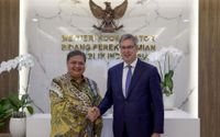 Menteri Koordinator Bidang Perekonomian Airlangga Hartarto dan Duta Besar Uni Eropa untuk Indonesia Vincent Piket.jpeg