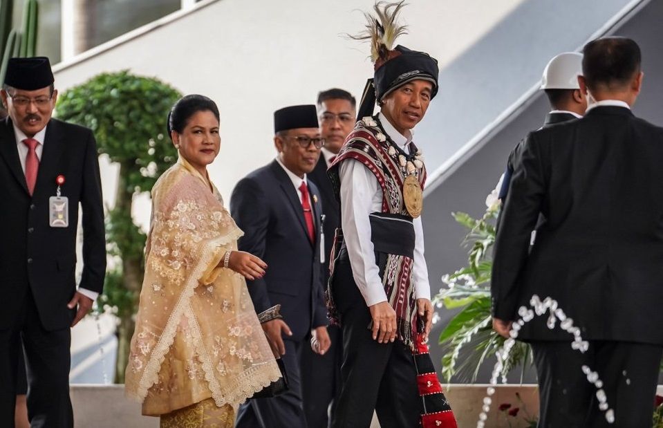 Presiden Jokowi dan Ibu Negara Iriana tiba di gedung DPR/MPR di Jakarta pada Rabu, 16 Agustus 2023.