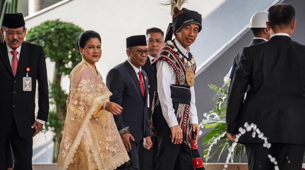 Presiden Jokowi dan Ibu iriana.jpg