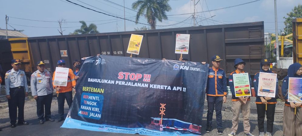 PT Kereta Api Indonesia (Persero) Divre IV Tanjungkarang berkolaborasi dengan steakholder gelar kampanye keselamatan di perlintasan sebidang, Rabu 16 Agustus 2023.