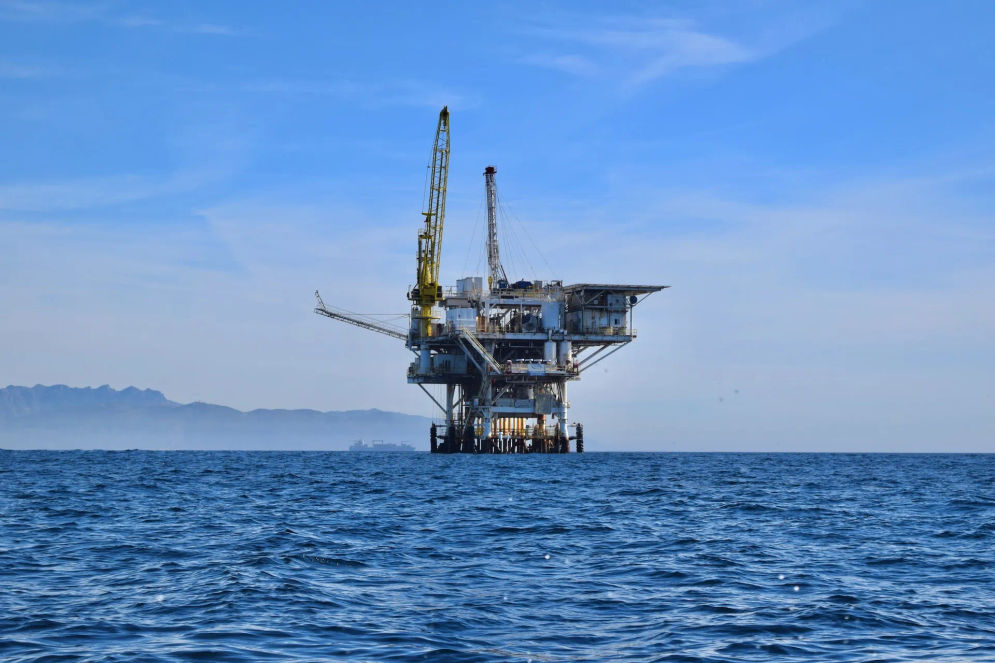 erjadinya tumpahan minyak atau oil spill merupakan salah satu resiko ketika melakukan produksi minyak. Hal tersebut sangat membahayakan lingkungan  termasuk kematian organisme termasuk ikan, perubahan tingkah laku dan reproduksi, dan kerusakan ekosistem