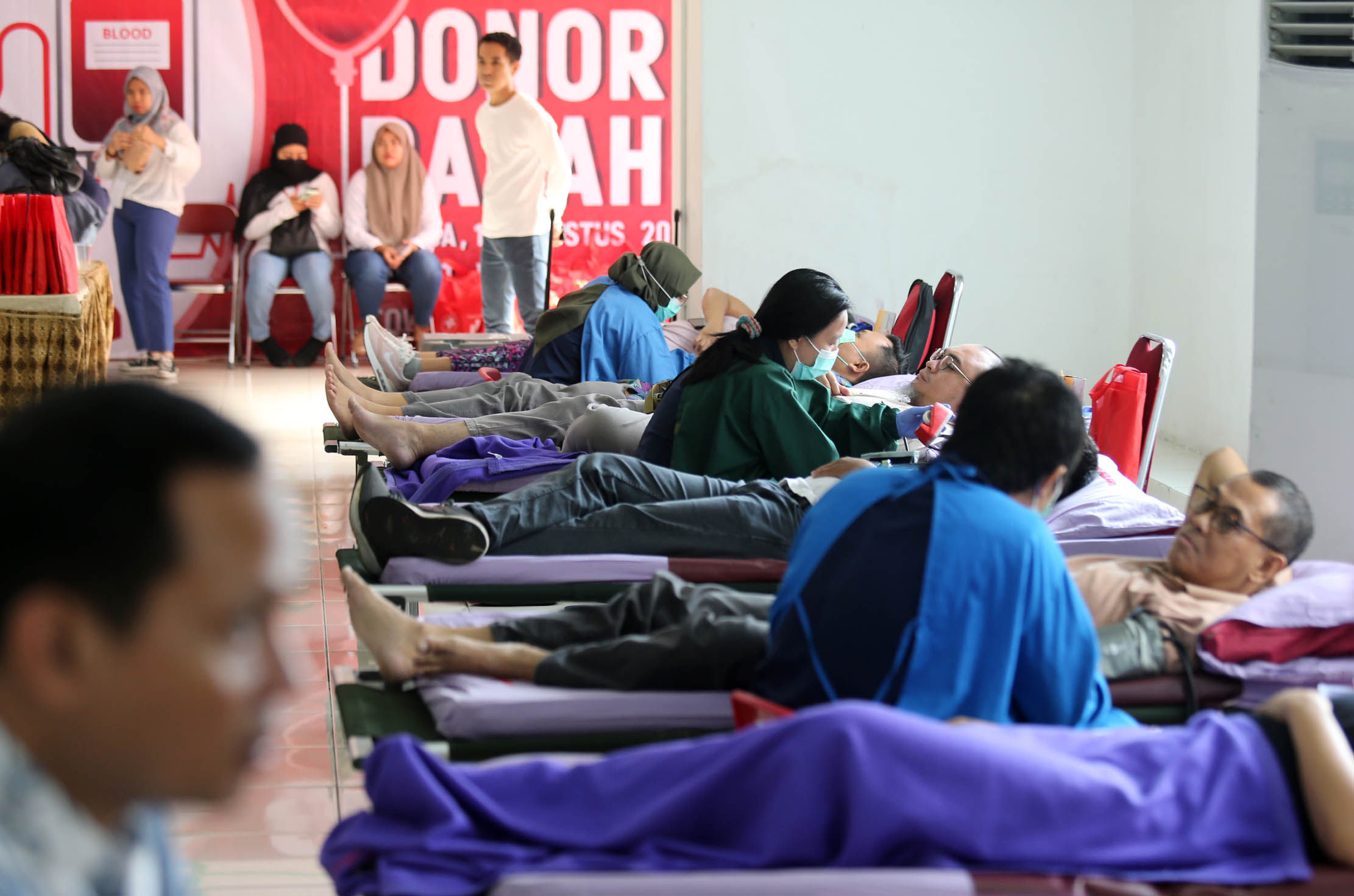 Pelaksanaan donor darah dalam rangka menyambut HUT RI yang berlangsung di Apartemen Kalibata City Jakarta Selatan, 15 Agustus 2023. Foto : Panji Asmoro/TrenAsia