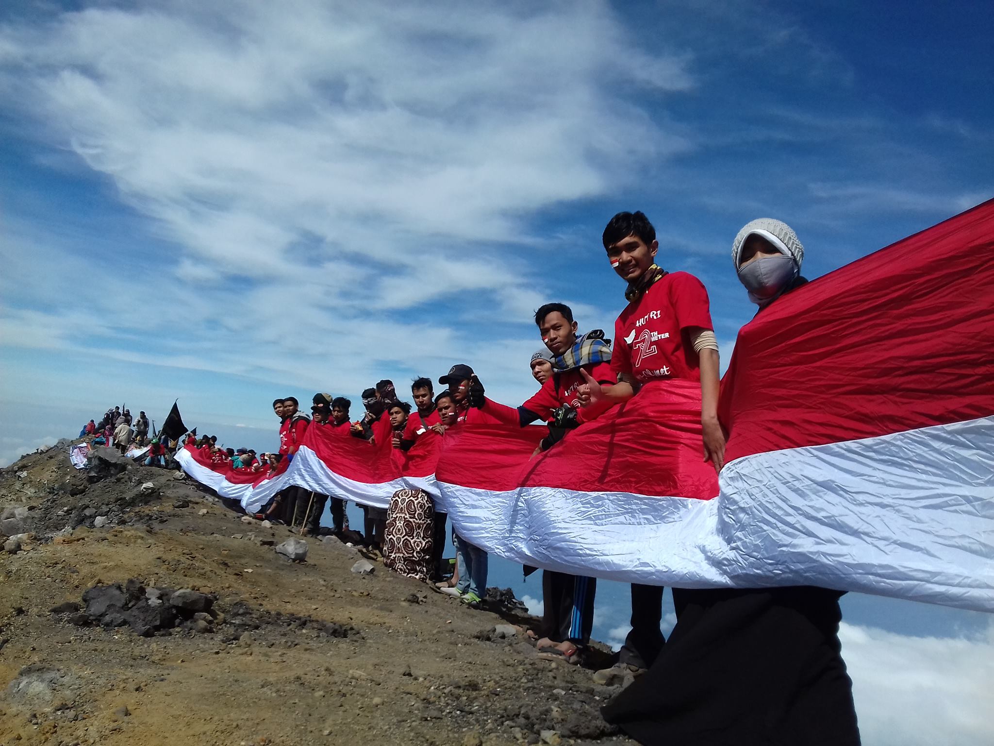 Bendera Merah Putih sepanjang 72 meter dikibarkan di Gunung Slamet pada 17 Agustus 2017.