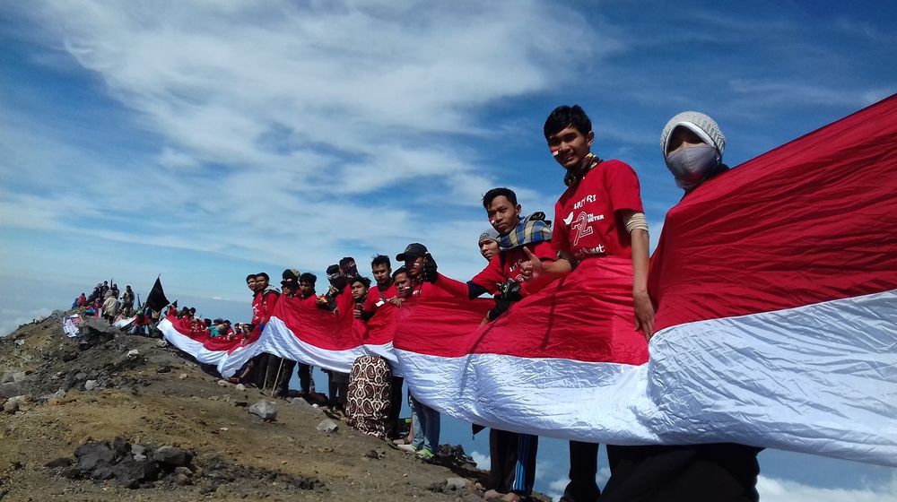 Bendera-Merah-Putih-di-Gunung-Slamet-Tegal-1.jpg